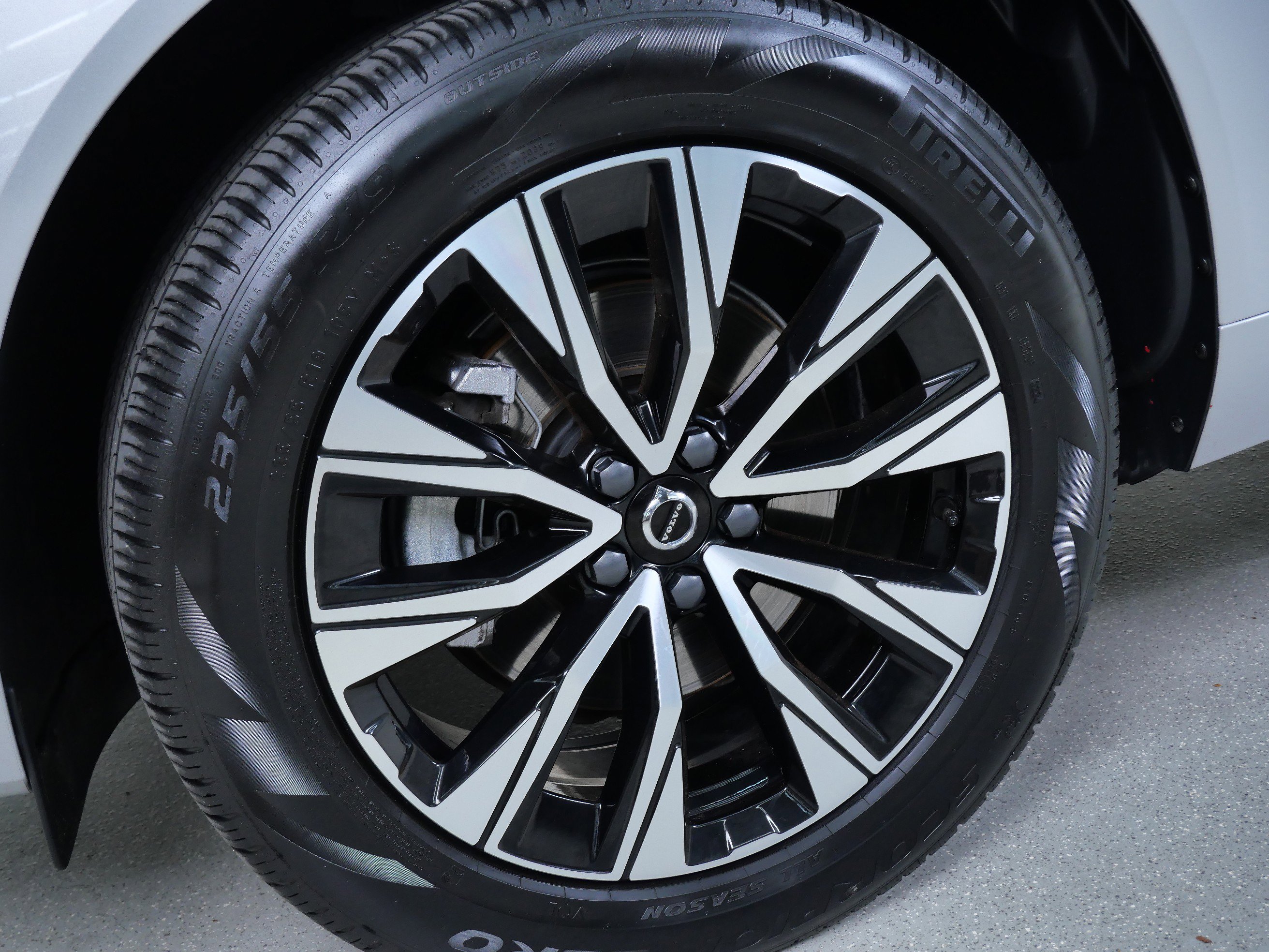 2025 Volvo XC60 Plus photo 13