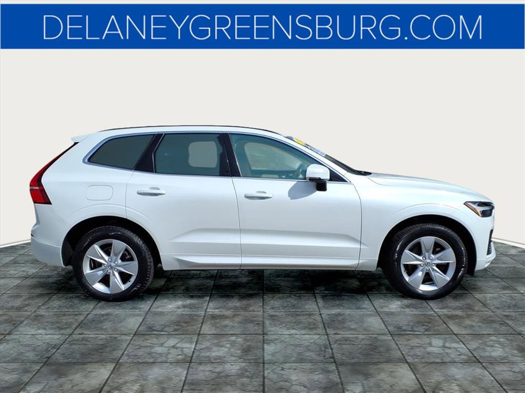 2022 Volvo XC60 B5 Momentum photo 2