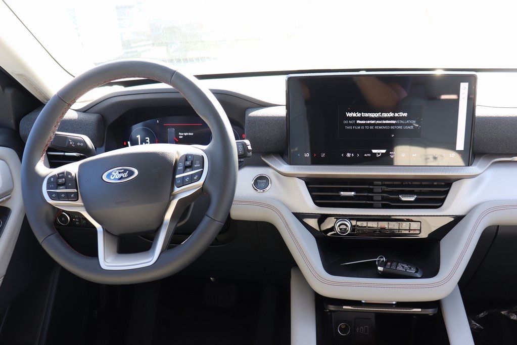 2025 Ford Explorer photo 2