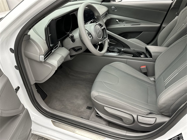 2022 Hyundai Elantra SEL photo 3