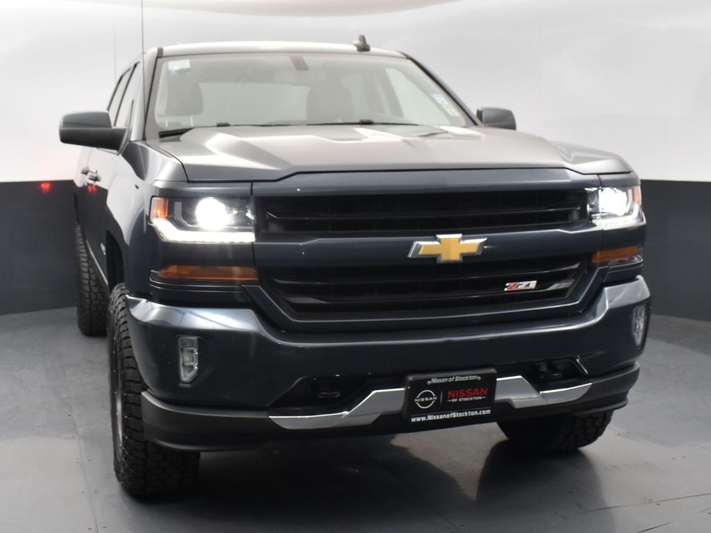 2017 Chevrolet Silverado 1500 LT photo 2