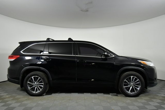 2017 Toyota Highlander LE photo 11