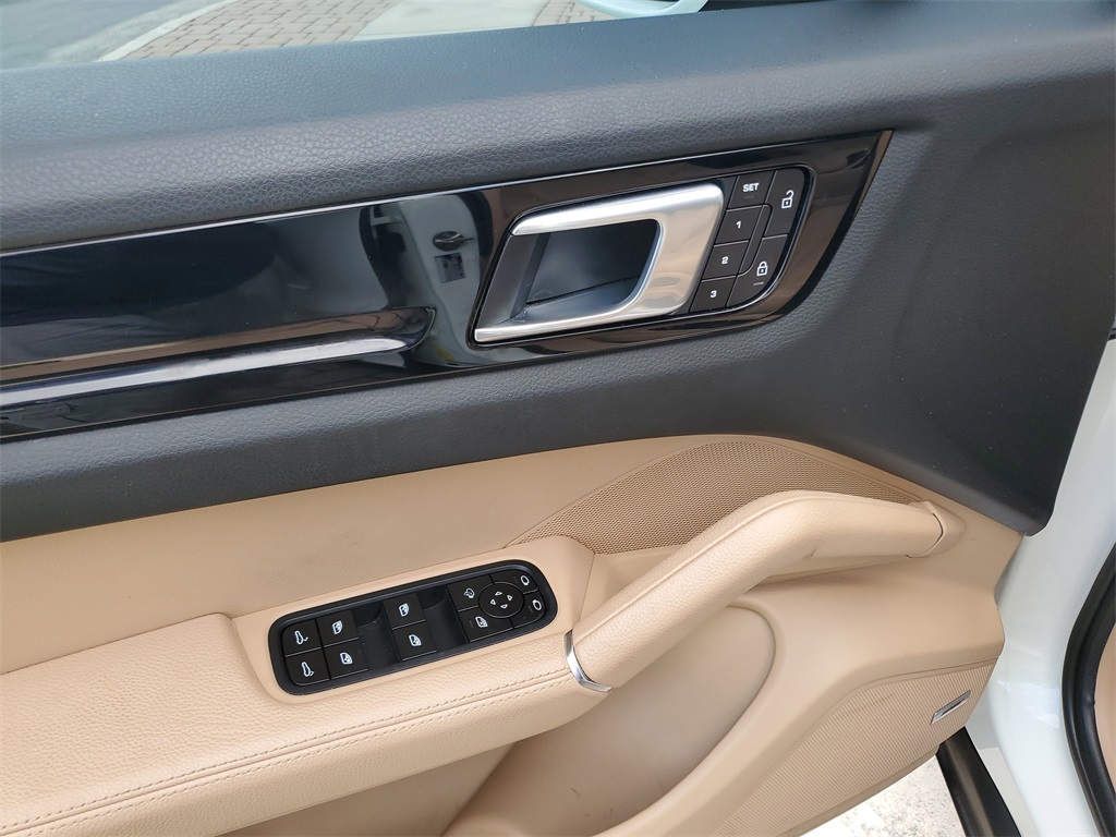 2022 Porsche Cayenne Platinum Edition photo 17