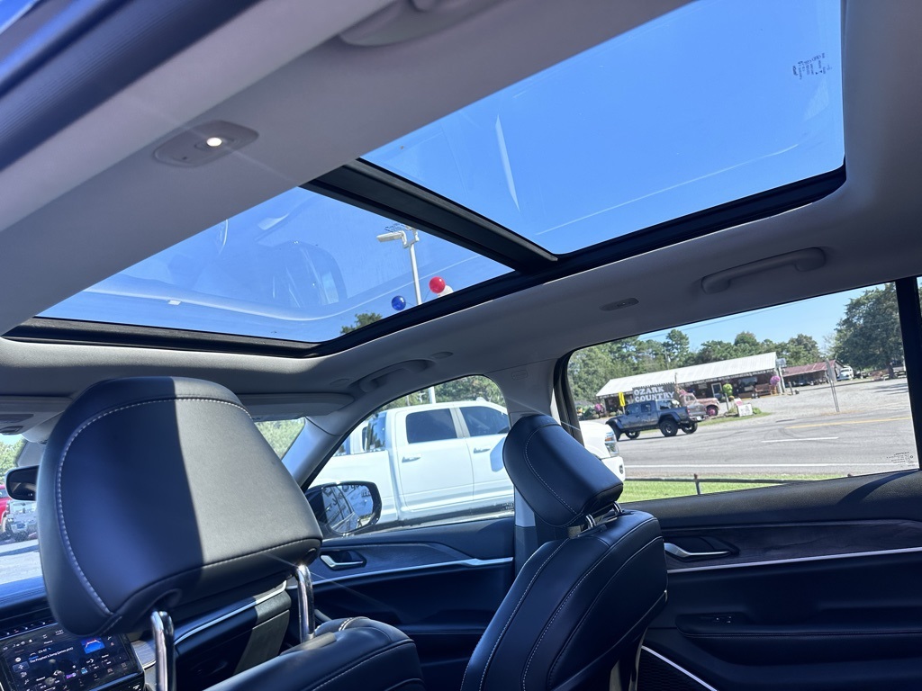 2021 Jeep Grand Cherokee Limited photo 2