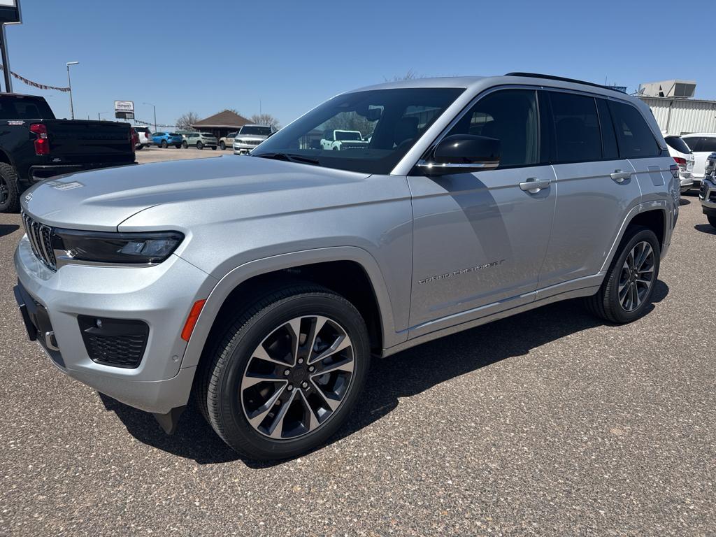 2025 Jeep Grand Cherokee Overland photo 2
