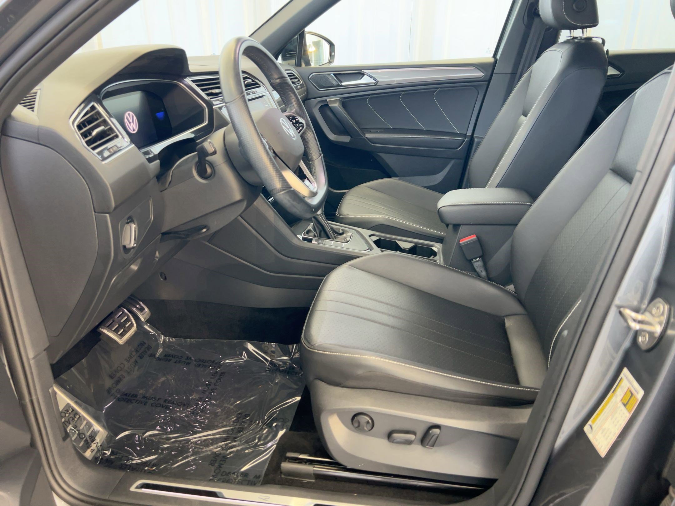 2023 Volkswagen Tiguan SE R-Line Black photo 4