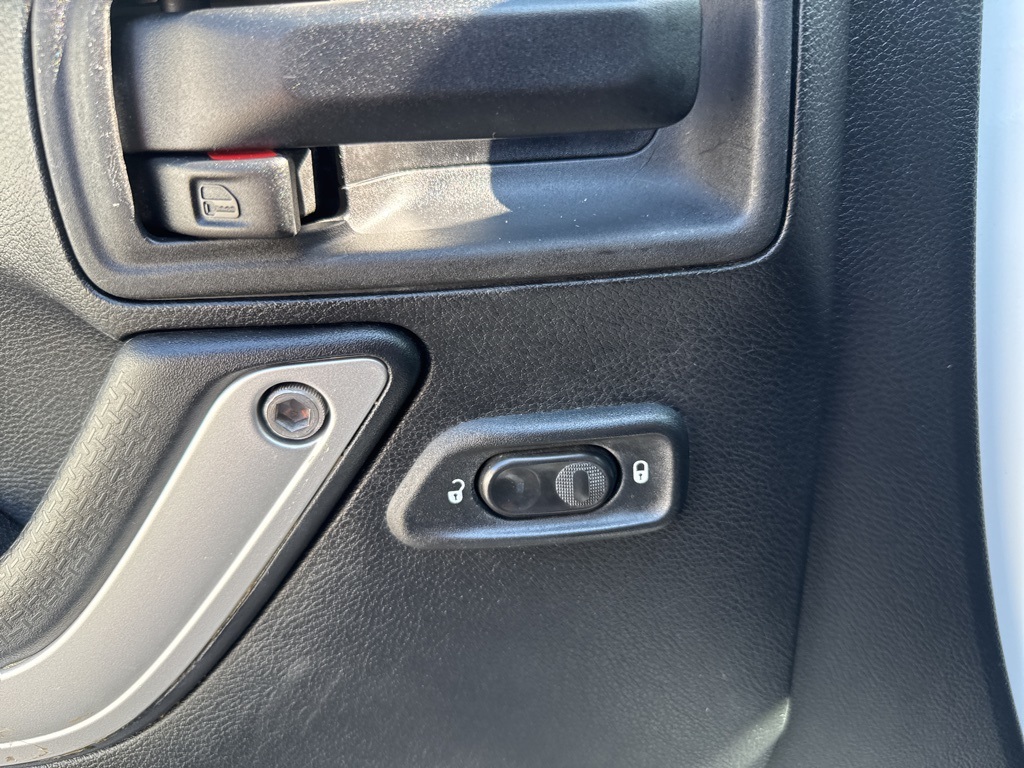 2015 Jeep Wrangler Unlimited Sahara photo 24