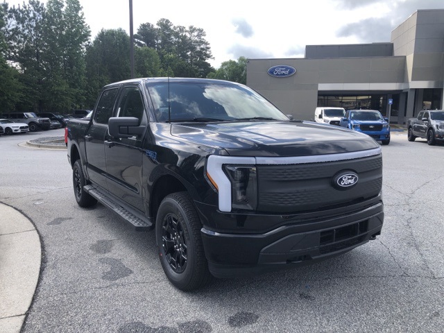 2025 Ford F-150 Lightning XLT photo 2