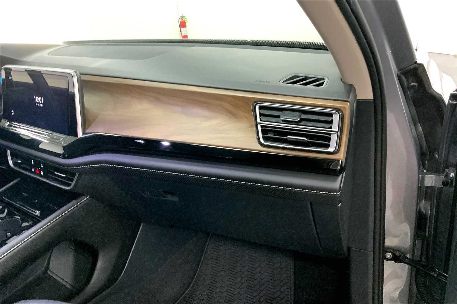 2024 Volkswagen Atlas SE Technology photo 15