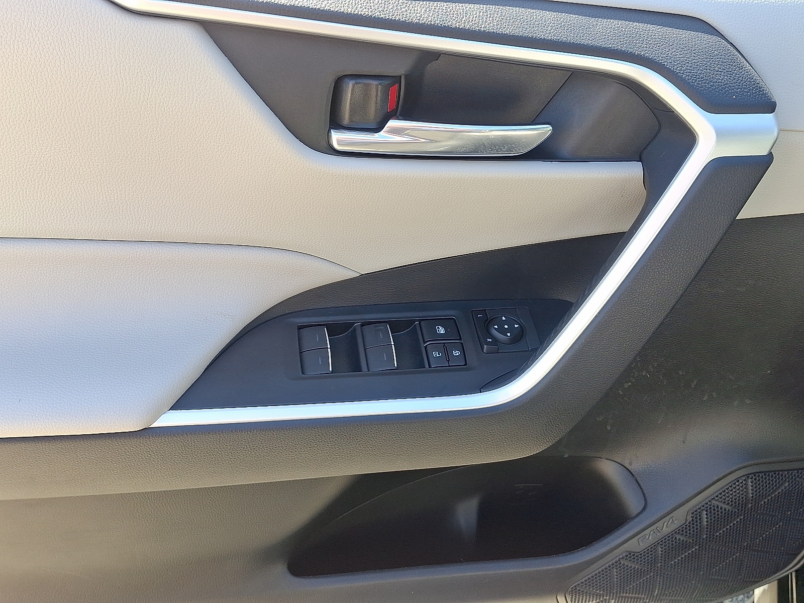 2022 Toyota RAV4 Hybrid XLE photo 9