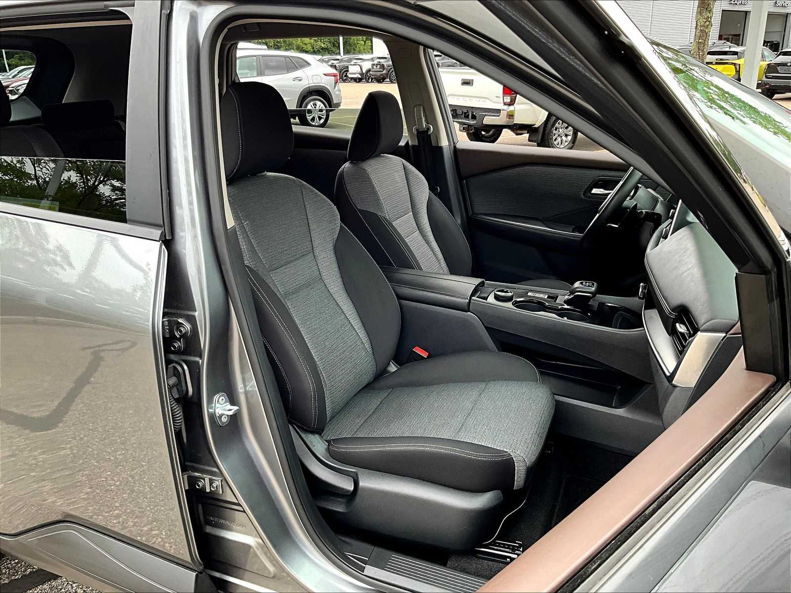 2022 Nissan Rogue SV photo 10