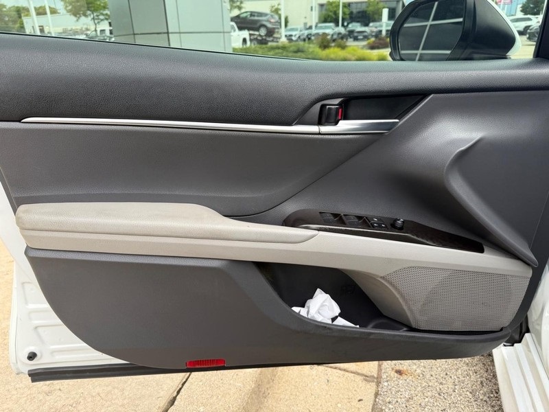 2023 Toyota Camry Hybrid LE photo 17