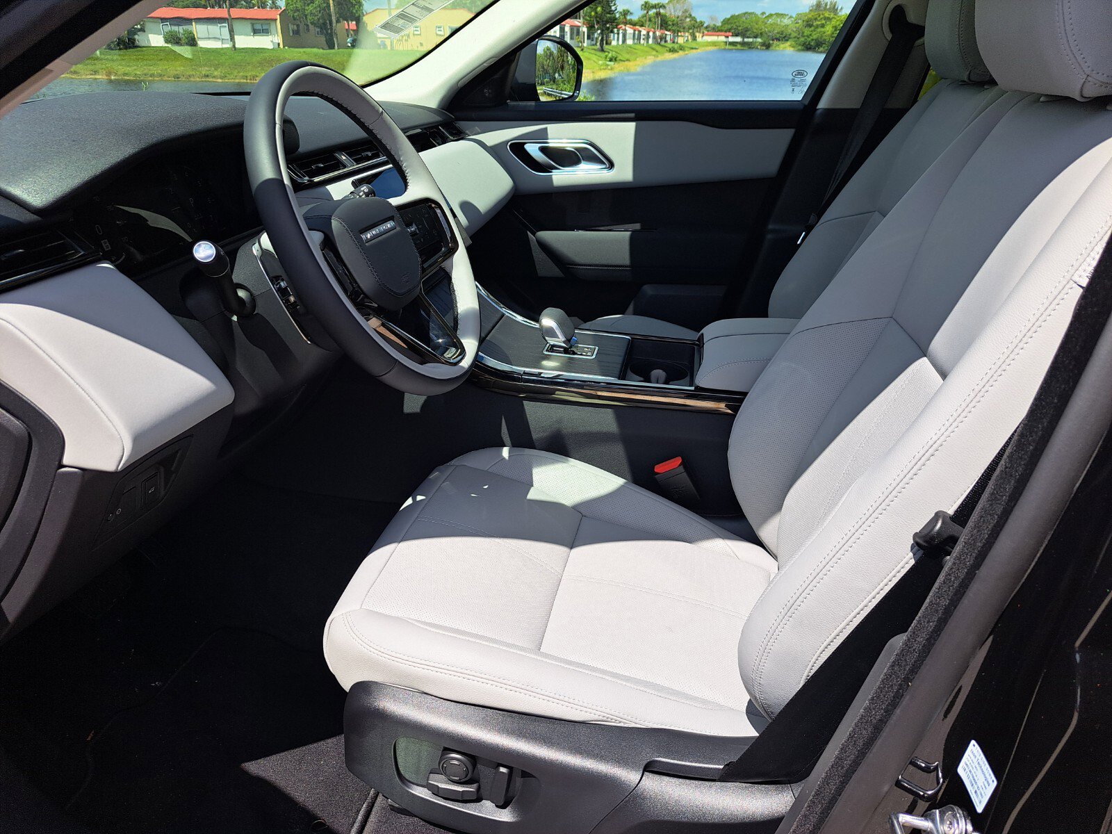 2025 Land Rover Range Rover Velar S photo 9