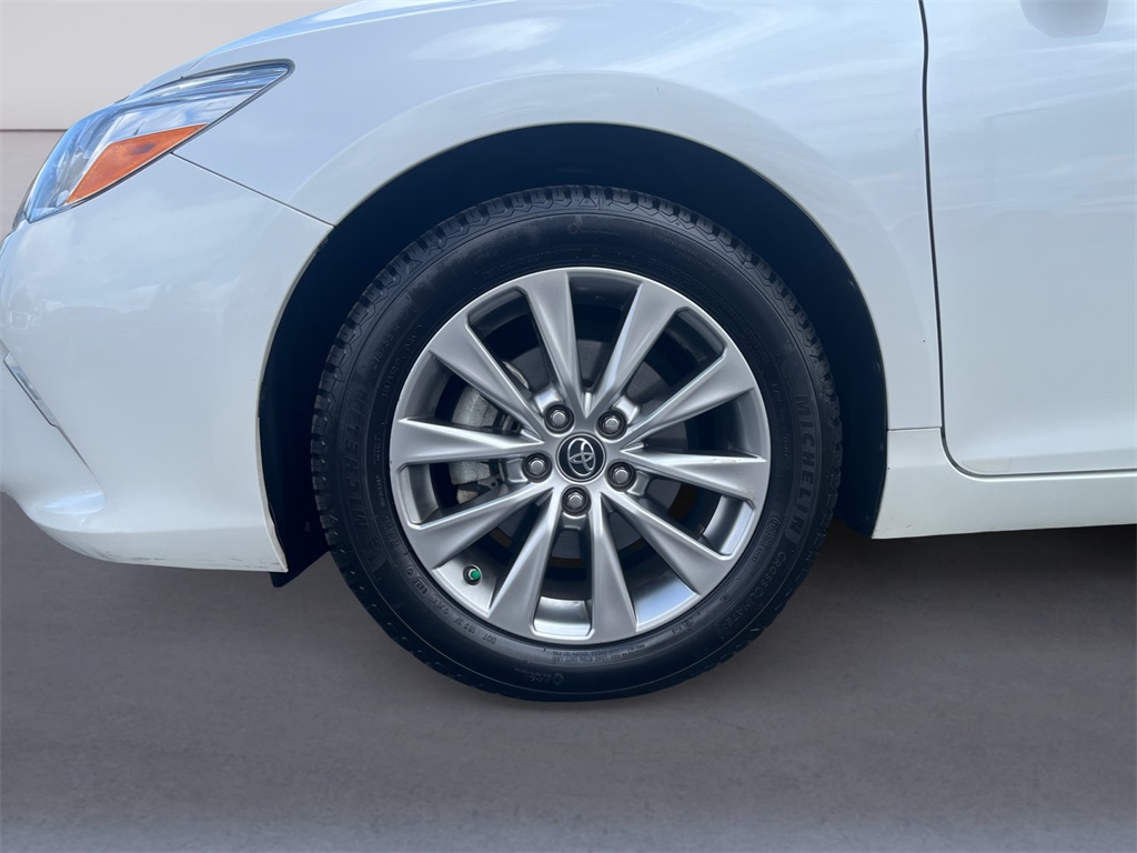 2017 Toyota Camry XLE photo 9