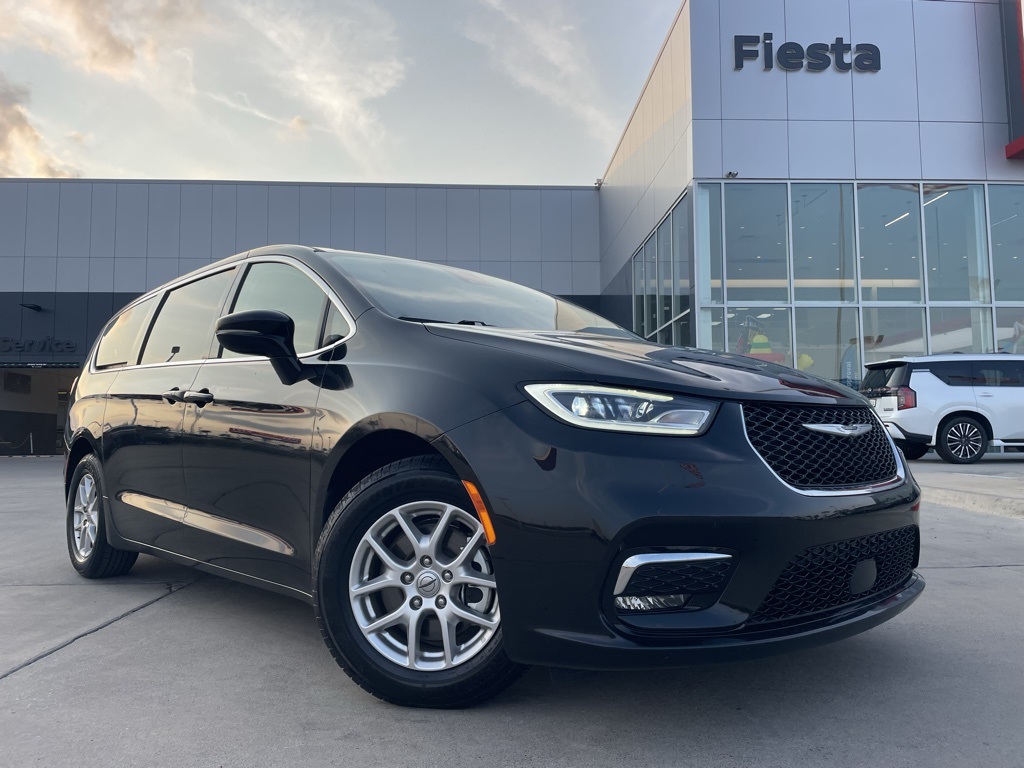 2024 Chrysler Pacifica Touring L's photo