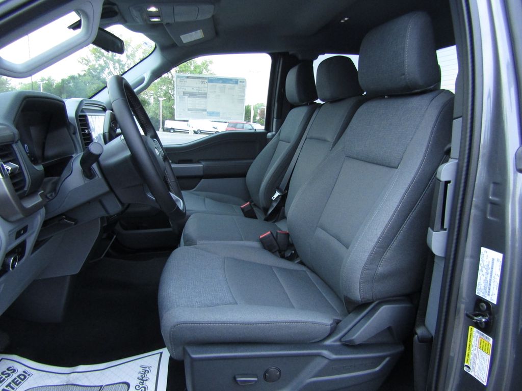 2025 Ford F-150 XLT photo 13