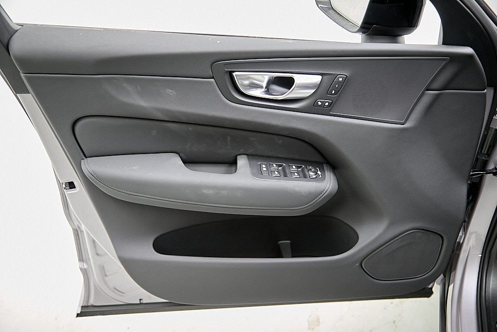 2026 VOLVO XC60 - Image 9