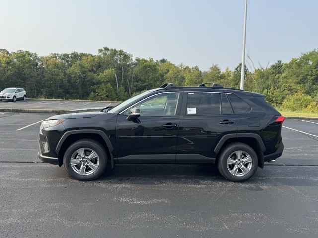 2025 Toyota RAV4 XLE photo 5