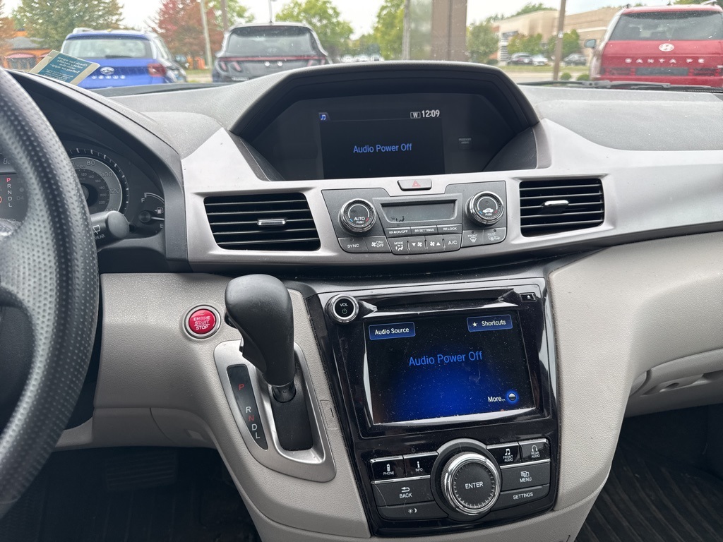 2017 Honda Odyssey SE photo 2
