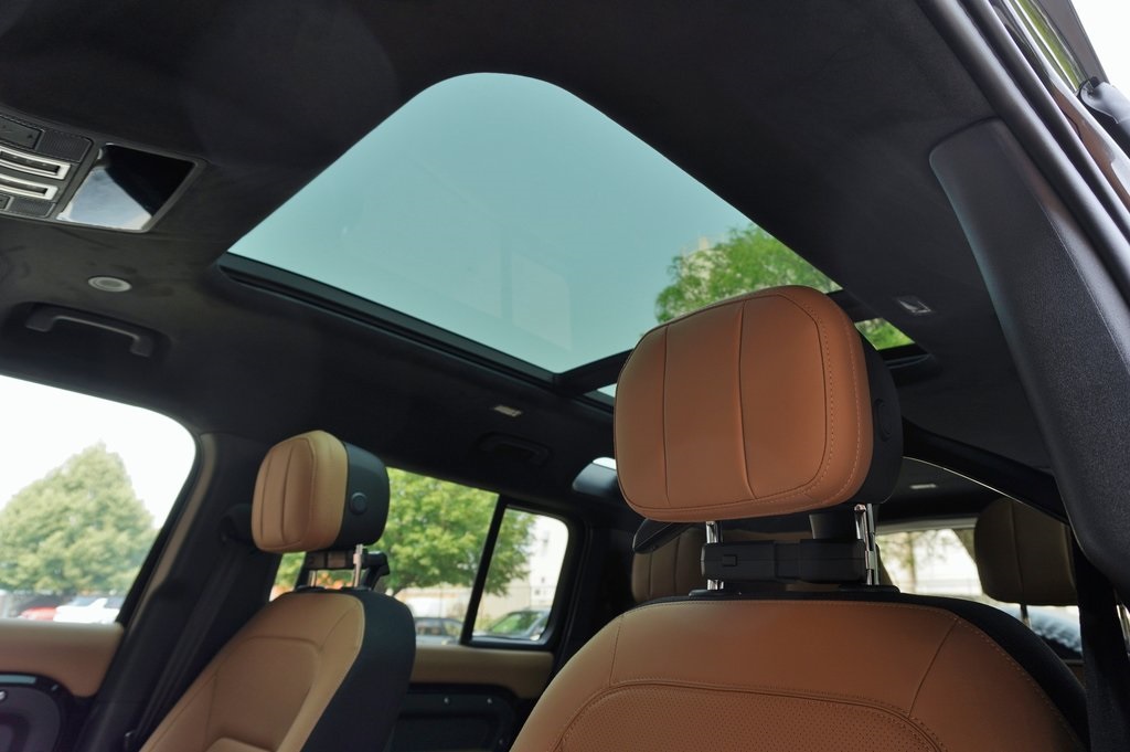 2025 LAND ROVER DEFENDER - Image 13