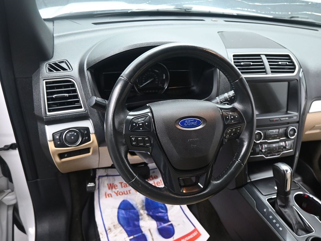 2017 Ford Explorer XLT photo 3