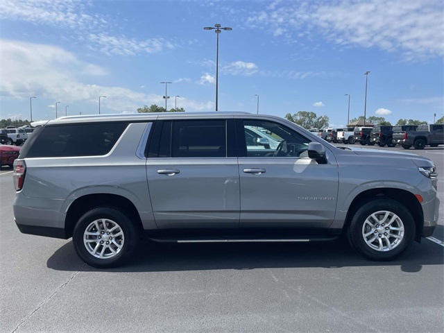 2023 Chevrolet Suburban LT photo 2