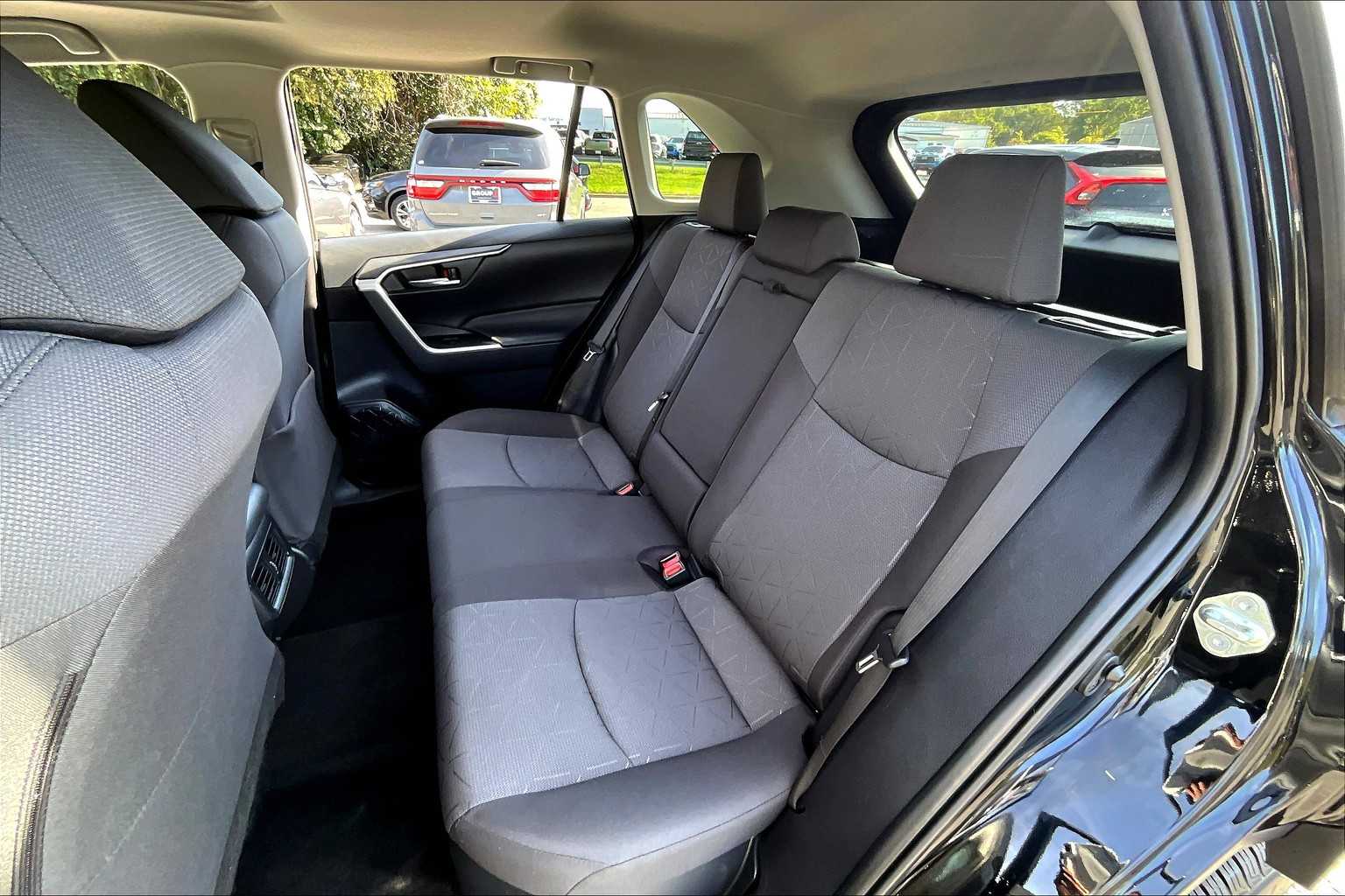 2022 Toyota RAV4 Hybrid XLE photo 18