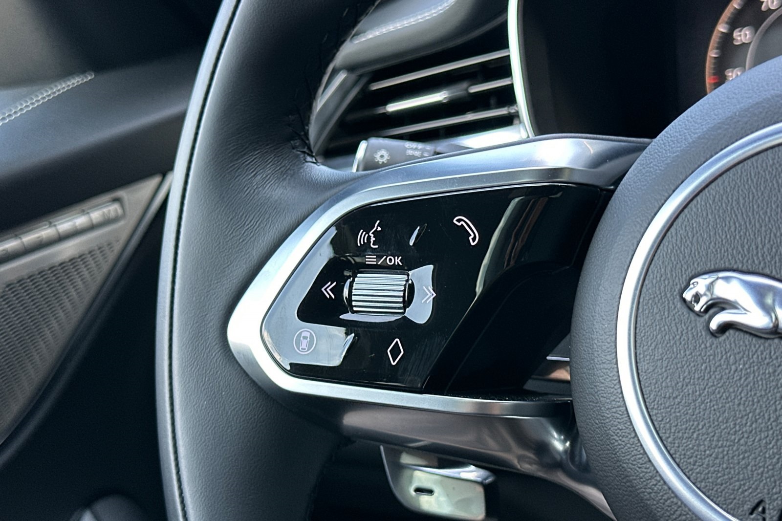 2025 Jaguar F-PACE P250 R-Dynamic S photo 23