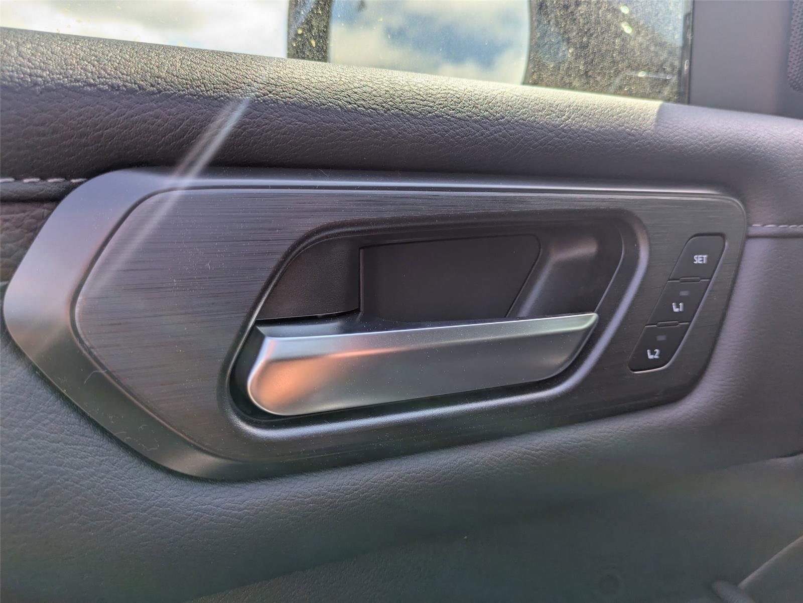2025 Nissan Armada SL photo 12