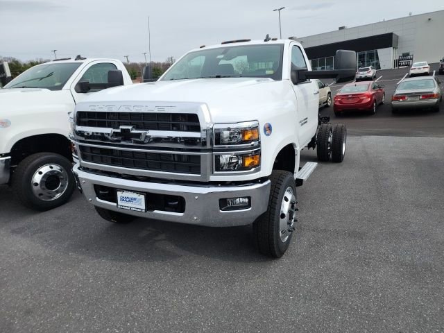 2024 Chevrolet Silverado 6500HD LT photo 3