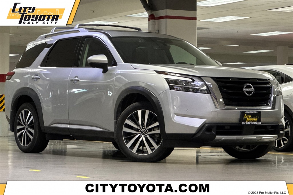 2024 Nissan Pathfinder Platinum's photo