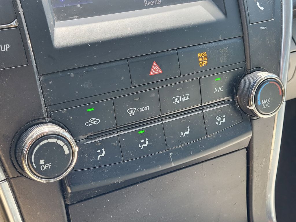 2016 Toyota Camry LE photo 16