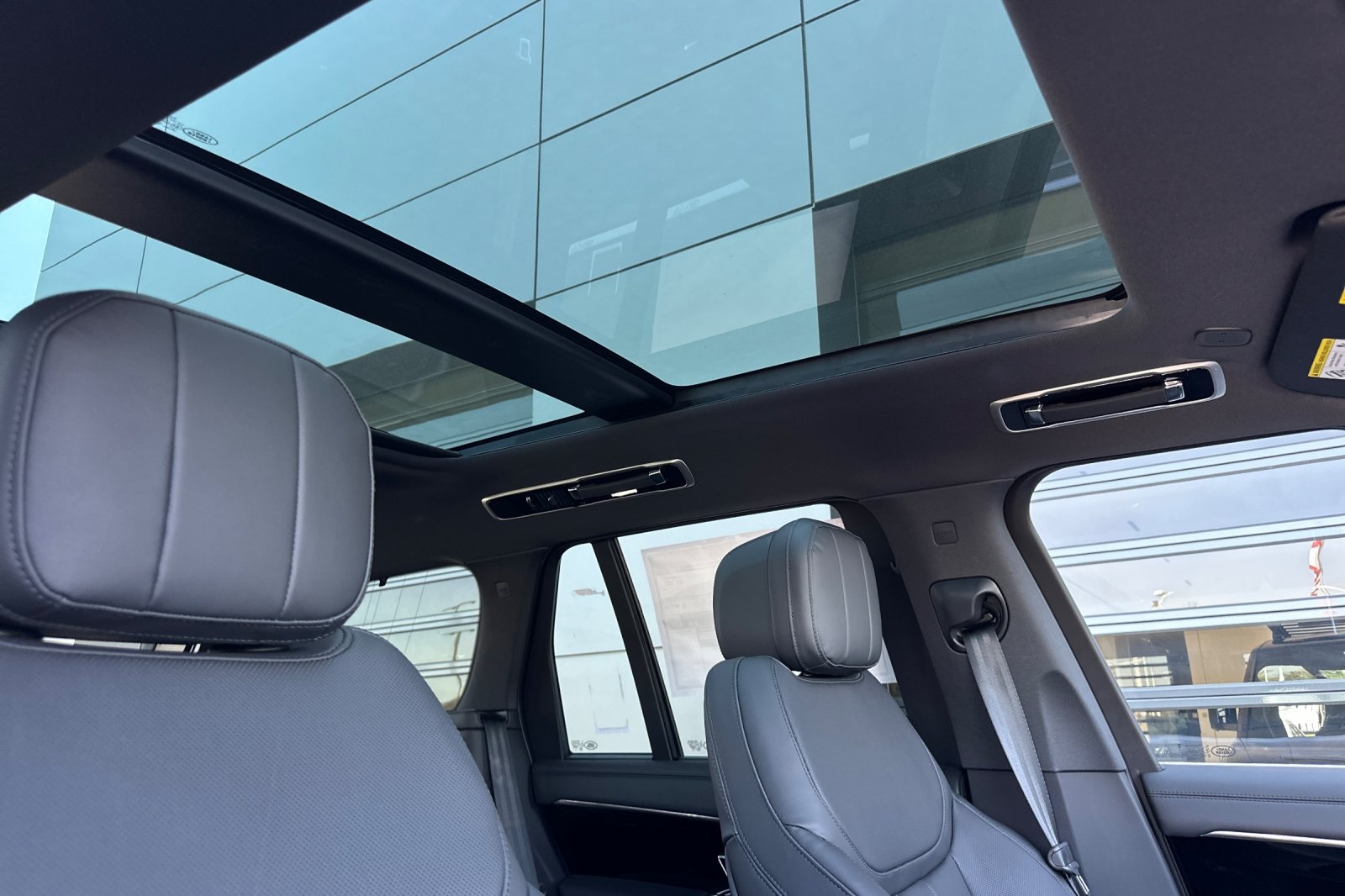 2025 Land Rover Range Rover SE photo 17