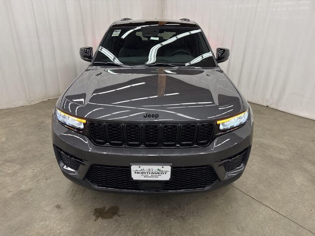 2025 Jeep Grand Cherokee Limited photo 2