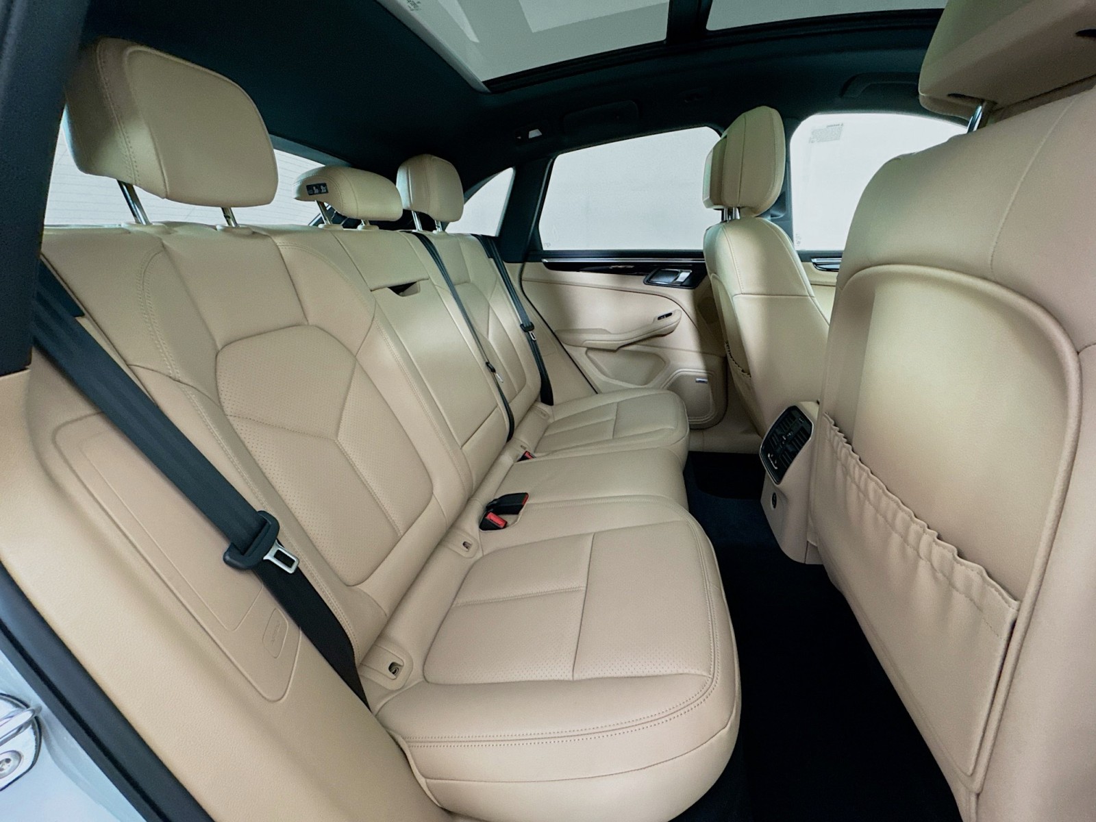 2025 Porsche Macan T photo 26