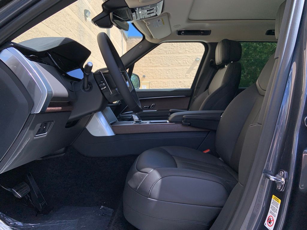 2025 Land Rover Range Rover SE photo 8
