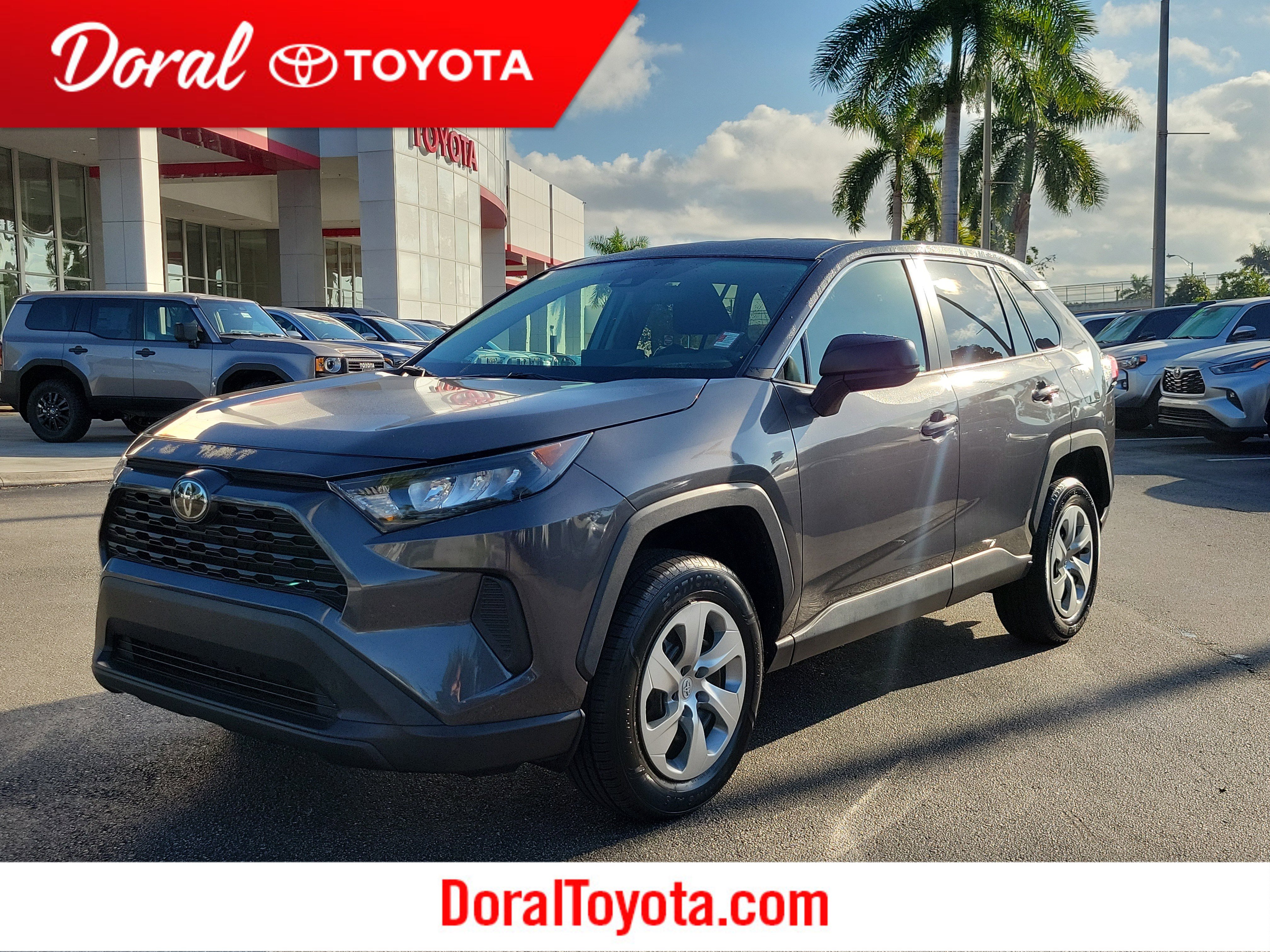 2022 Toyota RAV4 LE's photo