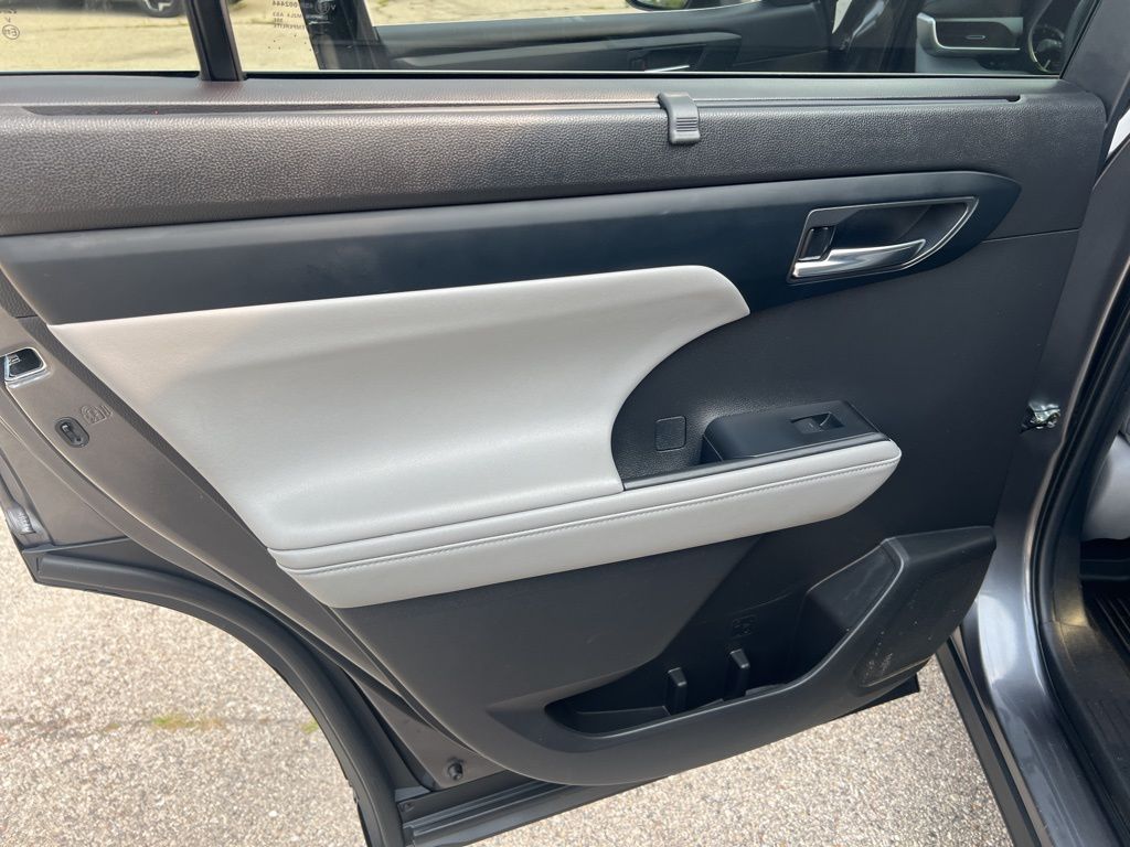 2022 Toyota Highlander XLE photo 11