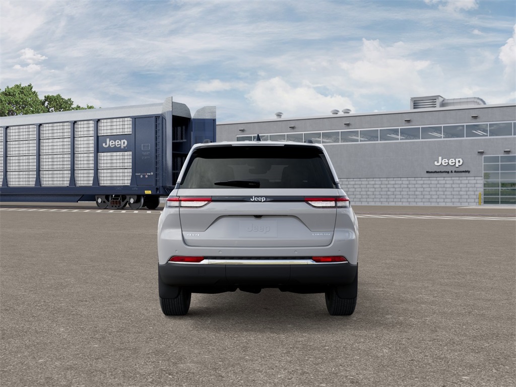 2025 Jeep Grand Cherokee Laredo photo 3