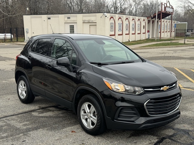 2022 Chevrolet Trax LS photo 3