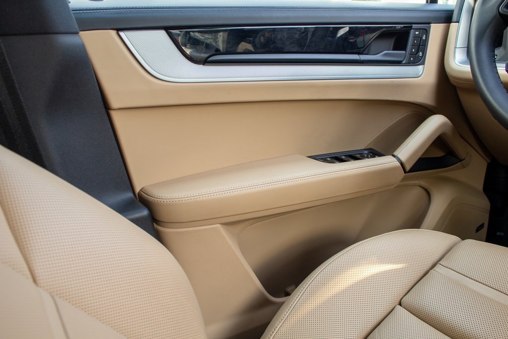 2025 Porsche Cayenne Base photo 16