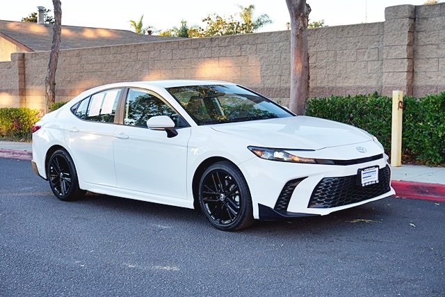 Used 2025 White Toyota SE image 5