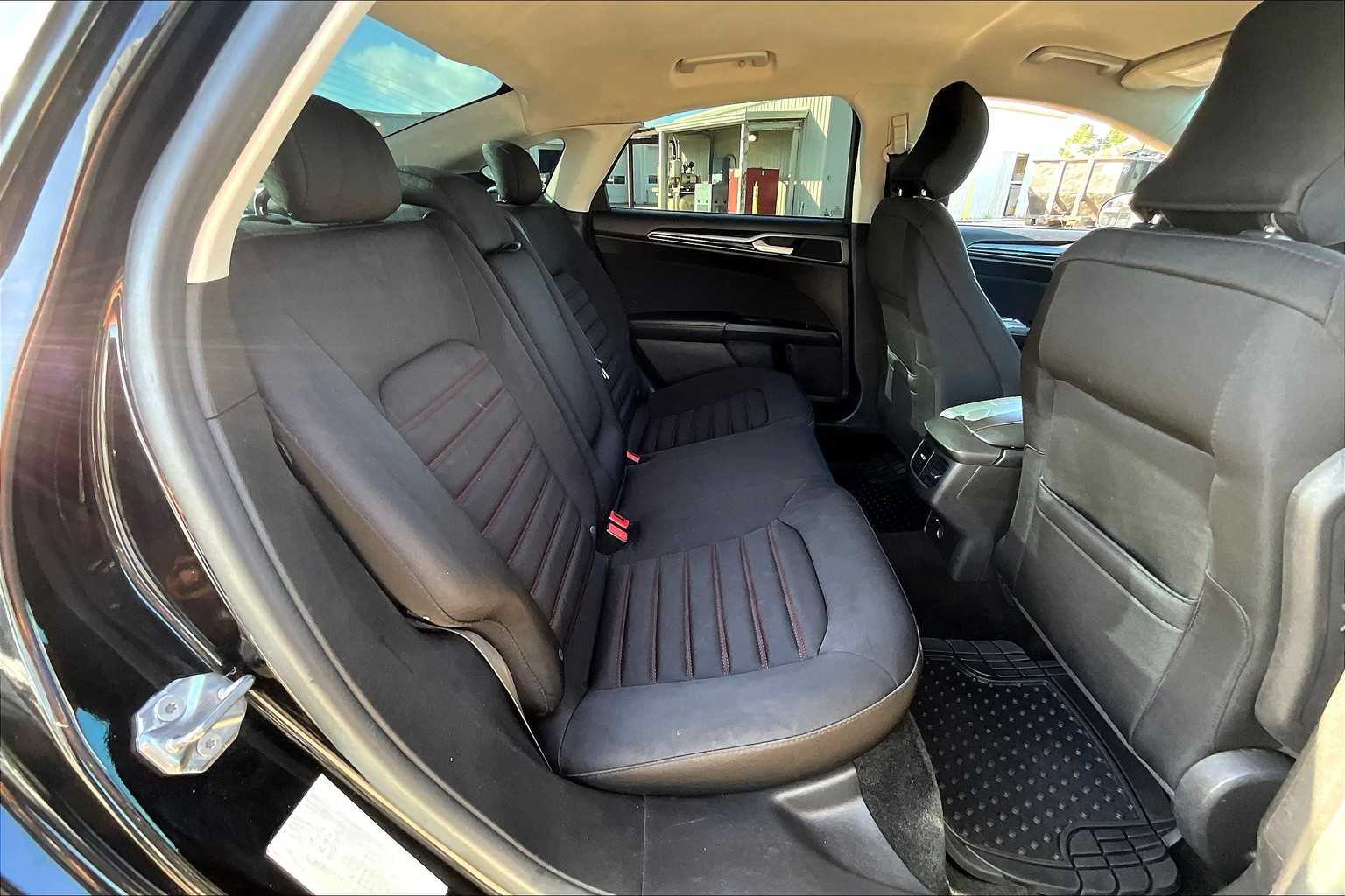 2016 Ford Fusion SE photo 16
