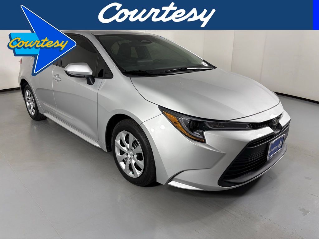 2024 Toyota Corolla LE's photo