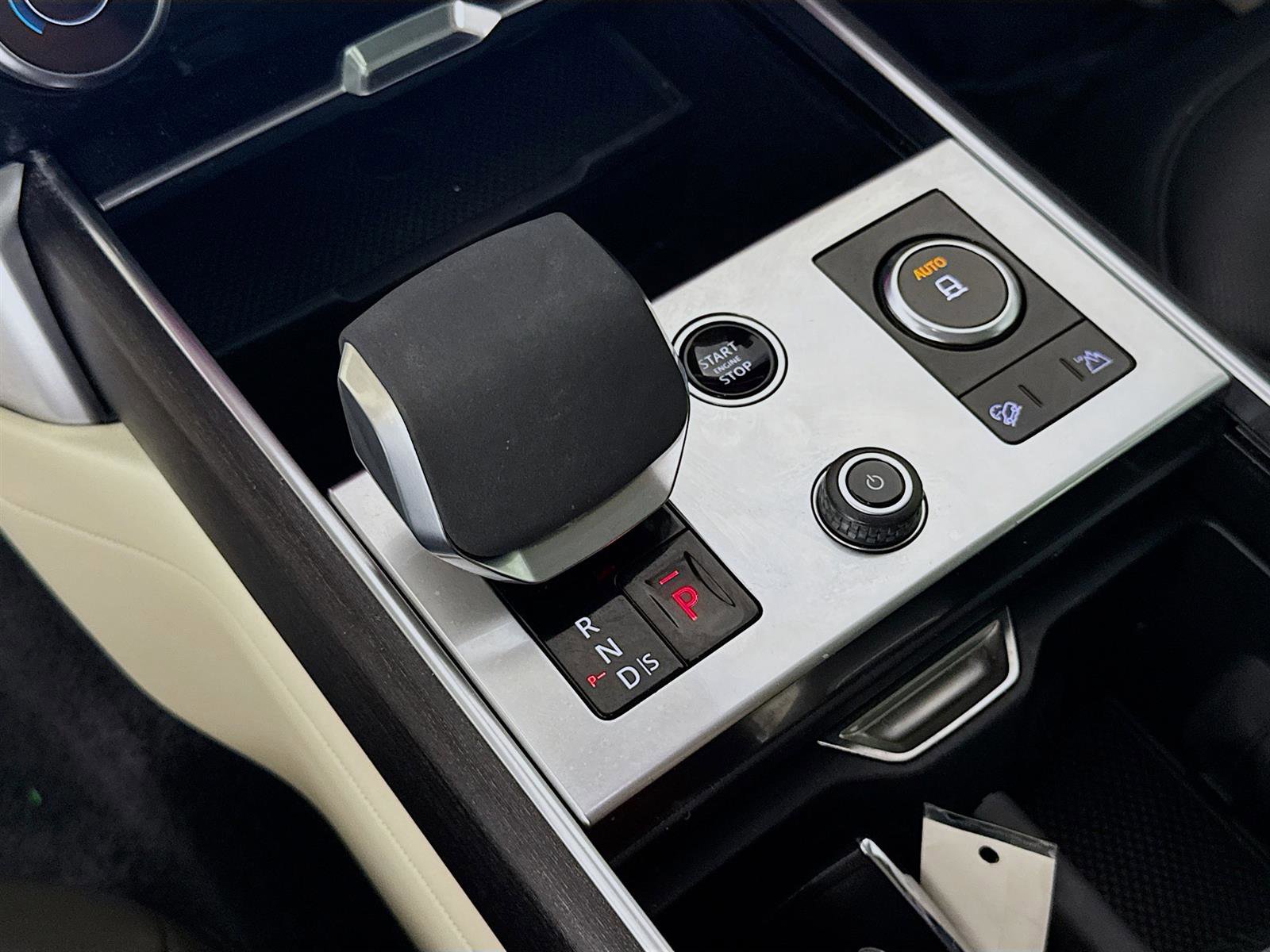 2023 Land Rover Range Rover SE photo 16