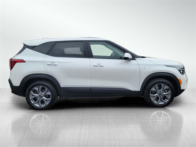 2024 Kia Seltos LX photo 2
