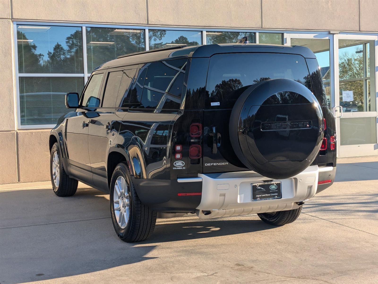 2025 Land Rover Defender 130 S photo 4