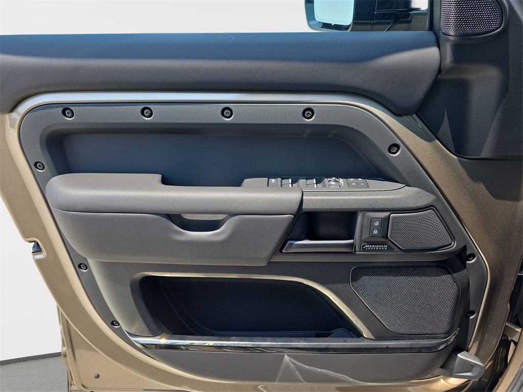 2025 Land Rover Defender 110 V8 photo 25
