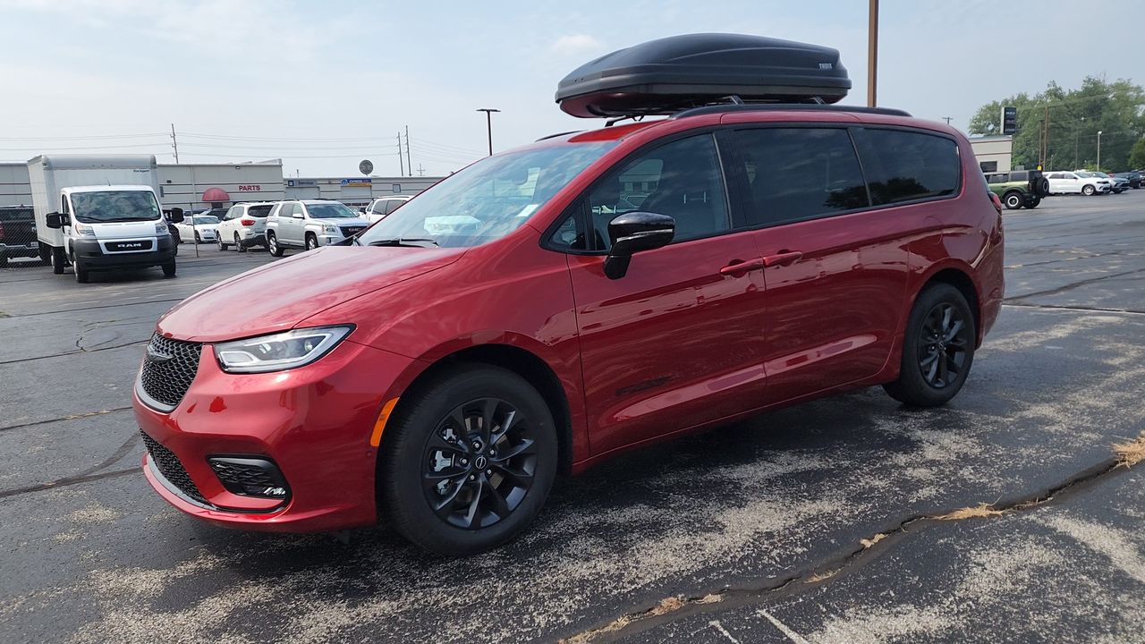 2025 Chrysler Pacifica photo 4