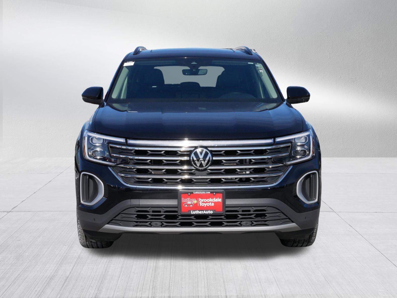 Used 2024 Volkswagen Atlas SE w/Tech with VIN 1V2KR2CA5RC547208 for sale in Brooklyn Center, Minnesota